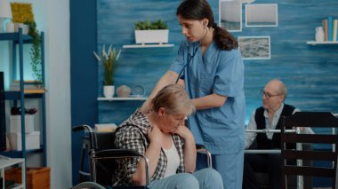 Kronik özürlü yaşlı kadın tıbbi yardım alıyor