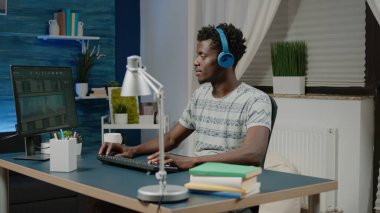 Kulaklıklı mühendis bilgisayarda bina modeli oluşturuyor