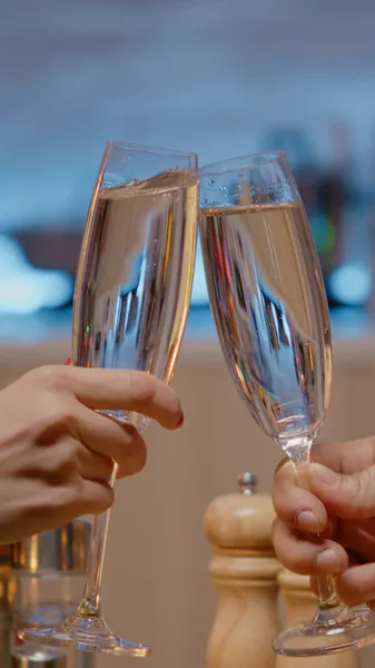 Крупним планом пара на святковій вечері клінкерні келихи шампанського — стокове фото
