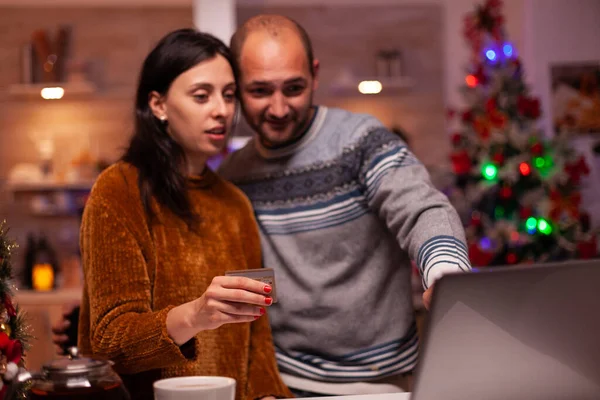 Happy rodina dělá on-line nakupování vánoční dárek pomocí kreditní karty — Stock fotografie