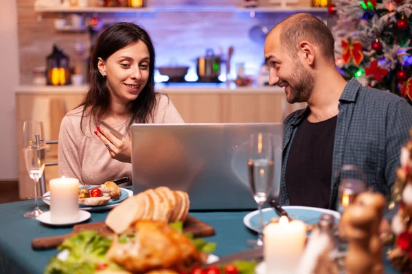 Happy family shopping regalo di Natale con carta di credito facendo online — Foto Stock