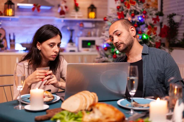 Allegra coppia shopping online regalo di Natale presente pagare con carta di credito — Foto Stock