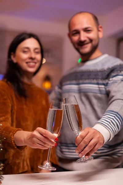 Casal alegre que clama o copo do vinho que celebra férias tradicionais de Natal — Fotografia de Stock