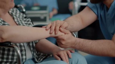 Geçersiz yaşlı kadın ve erkek hemşirenin ellerini kapatın.