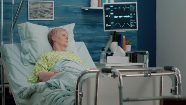 Elder patient with sickness laying in hospital bed — Stock Video