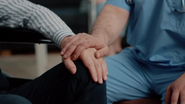 Sluiten van de handen van senior patiënt en medisch assistent — Stockvideo