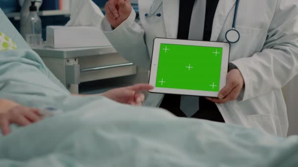 Detail horizontální zelené obrazovky na tabletu v ruce lékaře — Stock video