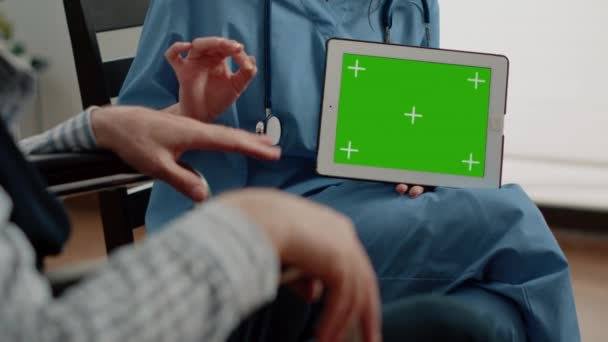Zamknij tabletkę z poziomym zielonym ekranem w ręce pielęgniarki — Wideo stockowe