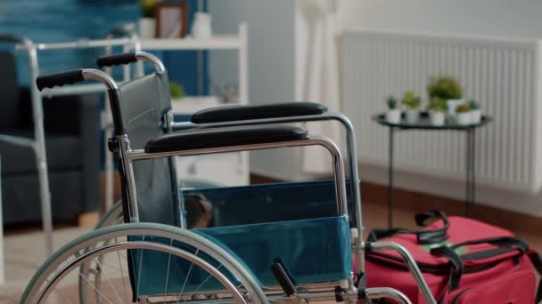 Gros plan du fauteuil roulant pour le soutien au transport — Video