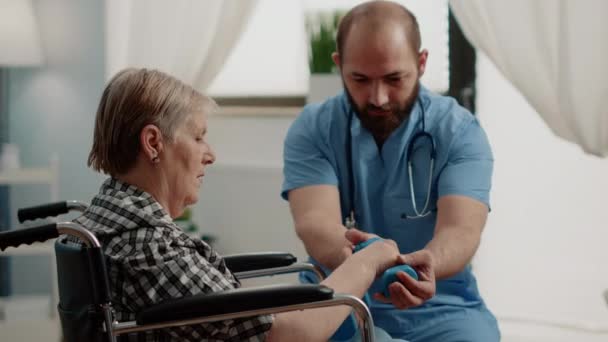 Enfermera que asiste al paciente discapacitado con ejercicios físicos para la recuperación — Vídeo de stock