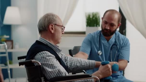 Assistant médical aidant patient handicapé avec haltères — Video