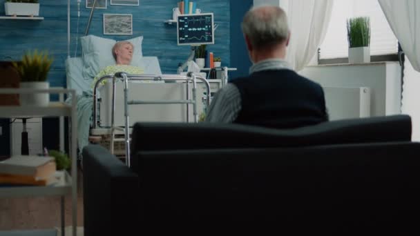 Chora emerytka odpoczywająca w szpitalnym łóżku po operacji — Wideo stockowe
