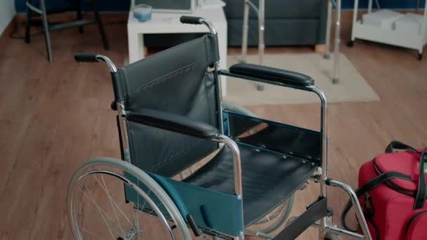 Інвалідне крісло та медична сумка в будинку престарілих — стокове відео
