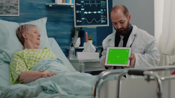 Lekarz trzymający zielony ekran na tablecie cyfrowym — Wideo stockowe