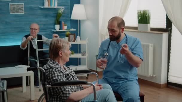 Krankenschwester bereitet Brausetablette im Wasserglas für Patientin vor — Stockvideo