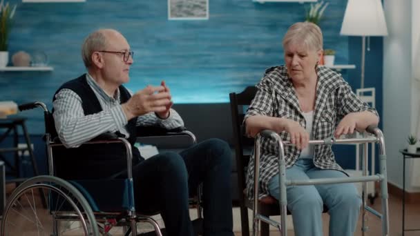 Відпущені люди з недійсністю розмовляють в будинку престарілих — стокове відео