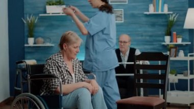 Kıdemli kadın tıbbi yardım alıyor.