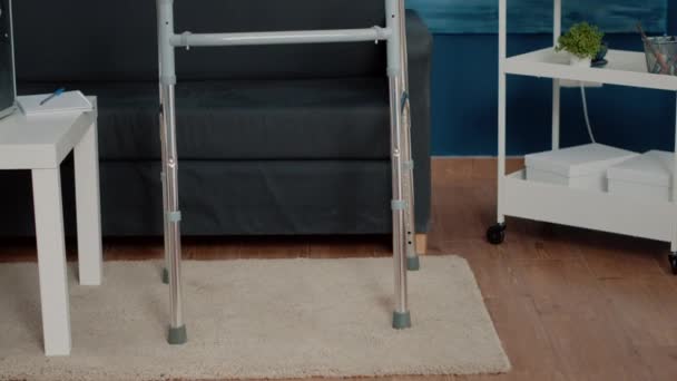 Закрыть ходунки и медицинский чемоданчик в доме престарелых — стоковое видео