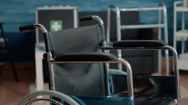 Zamknij wózek inwalidzki w pustym domu opieki w klinice. — Wideo stockowe