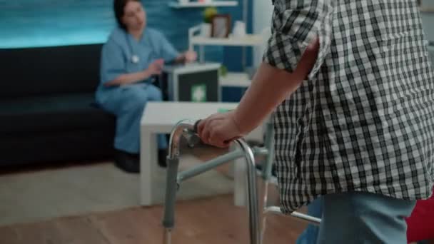 Κοντινό πλάνο των ασθενών με αναπηρία που έχουν το χέρι στο πλαίσιο με τα πόδια — Αρχείο Βίντεο