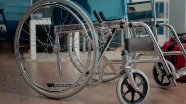 Huzurevinde fiziksel destek için tekerlekli sandalyeyi kapat.
