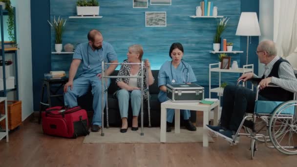Läkarteam hjälper seniorer på vårdhem — Stockvideo