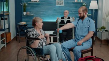 Fiziksel egzersiz için halterleri kullanan yaşlı engelli kadın.