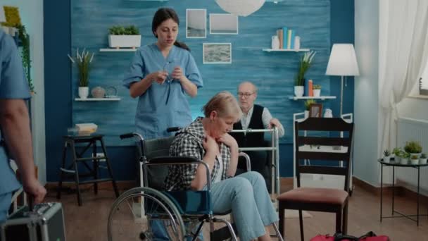 Verpleegster met stethoscoop voor hartslag controle op gehandicapte vrouw — Stockvideo