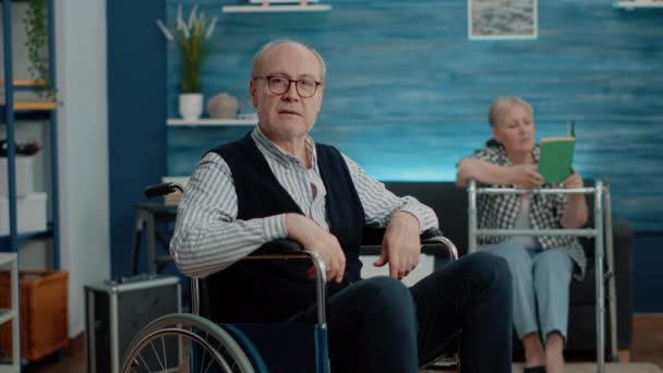 POV van gehandicapte oude man die gebruik maakt van videogesprekscommunicatie — Stockvideo