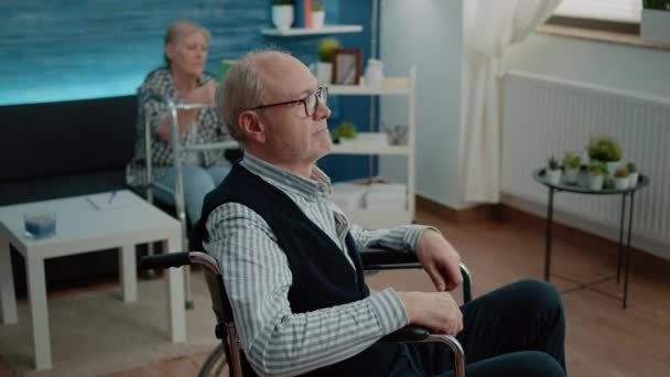 Potret pria pensiunan dengan cacat di panti jompo — Stok Video