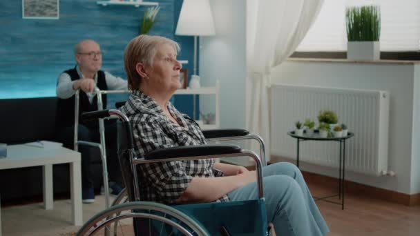 Portret van een oudere vrouw met een handicap in het verpleeghuis — Stockvideo