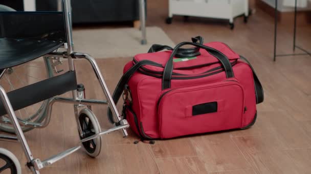 Zbliżenie wózka inwalidzkiego i torby pielęgniarskiej na piętrze domu opieki — Wideo stockowe