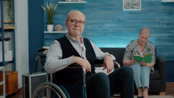 POV för pensionerad man med funktionshinder talar på videosamtal till familjen — Stockvideo