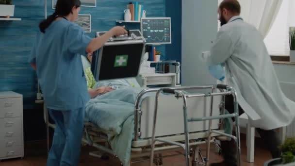 Arts en verpleegkundige met behulp van zuurstof buis voor reanimatie — Stockvideo