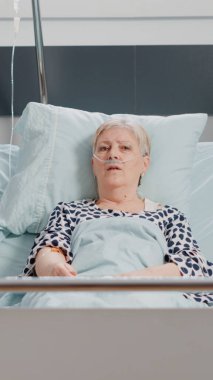 İnternette video kullanan doktor ve yaşlı kadın POV 'u