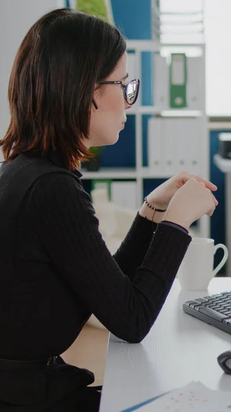 Geschäftsfrau nutzt Videoanruf für Treffen mit Arbeitskollegen — Stockfoto