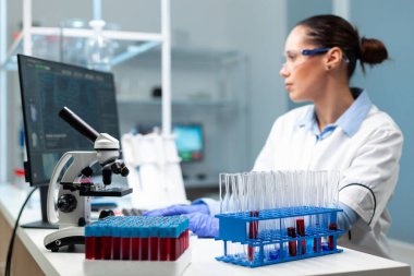 Uzman araştırmacı doktor virüs aşısı geliştiriyor biyokimya tıbbi uzmanlığı yazıyor.