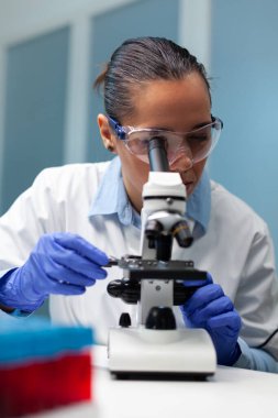 Biyolog bilim adamı kan örneğini analiz eden virüse karşı aşı geliştiriyor.