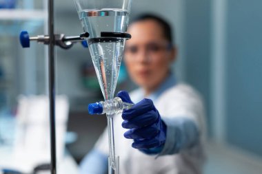 Masanın üzerinde duran şeffaf gözlük ekipmanlarına odaklanın.