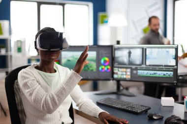 Afrikalı video yapımcısı VR kulaklık, jest, video film düzenleme deneyimi yaşıyor