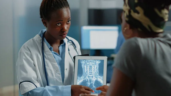 Donna che lavora come medico con radiografia su compressa — Foto Stock