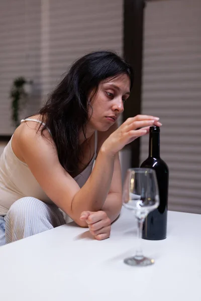 Adulto joven bebiendo vino solo en la cocina en casa —  Fotos de Stock