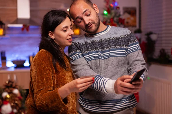 Happy rodina držící kreditní kartu placení on-line nakupování dárek — Stock fotografie