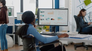 Felç olmuş, zenci bir çalışan telefona cevap veriyor.