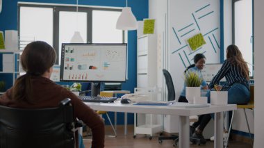 Bağımsızlık, tekerlekli sandalyeyle ofise giren çalışanı felç etti