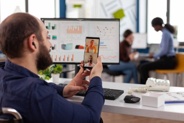 Engelli iş adamı çevrimiçi video görüşmesi yapıyor