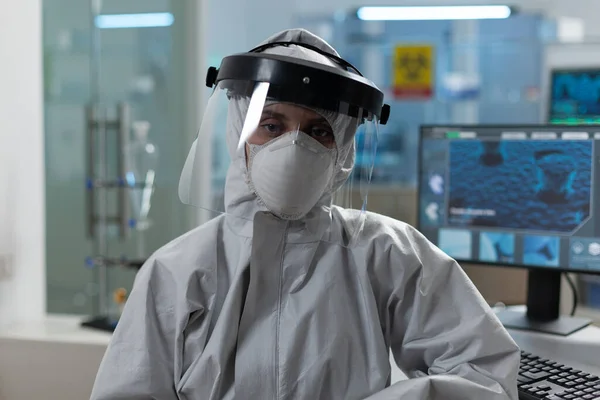 Portret van een wetenschapper met beschermende medische apparatuur tegen het coronavirus — Stockfoto