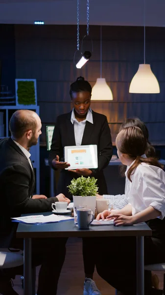 Overwerkte workaholic zakenvrouw met donkere huid uitleggen management grafieken — Stockfoto