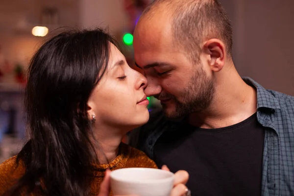 Retrato de pareja feliz disfrutando de vacaciones navideñas pasando tiempo juntos —  Fotos de Stock