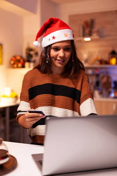 Radostný dospělý dělá on-line nakupování na Vánoce — Stock fotografie